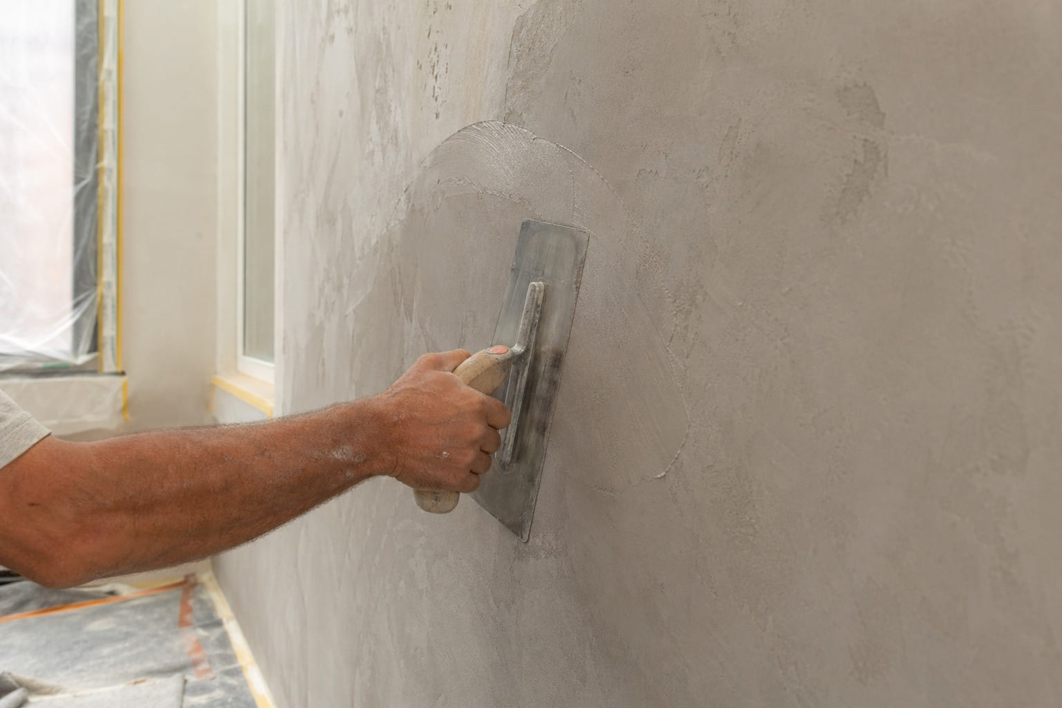 Beton dekoracyjny na ścianę – mikrocement krok po kroku