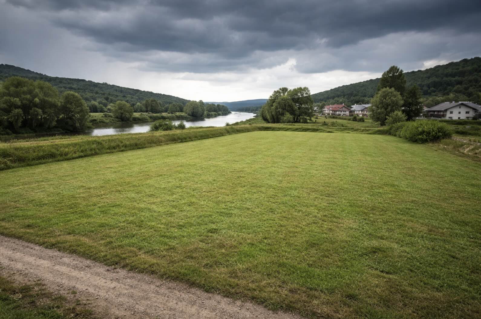 Działka budowlana położona w dolinie rzecznej z widokiem na rzekę w tle