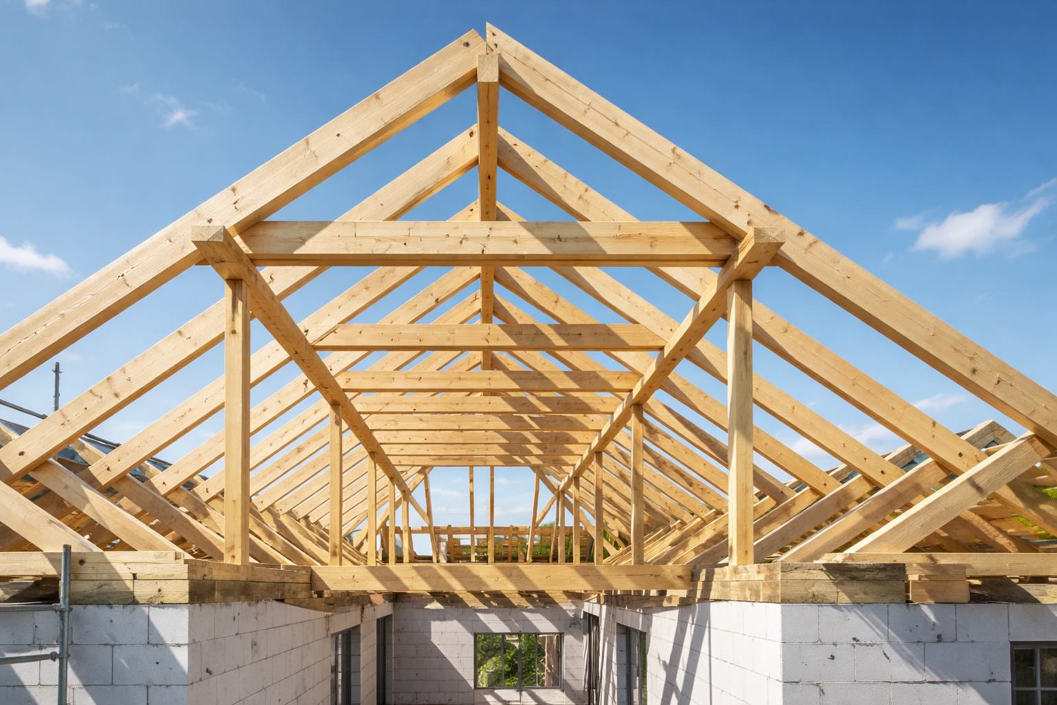Drewniana konstrukcja więźby dachowej domu jednorodzinnego w trakcie budowy