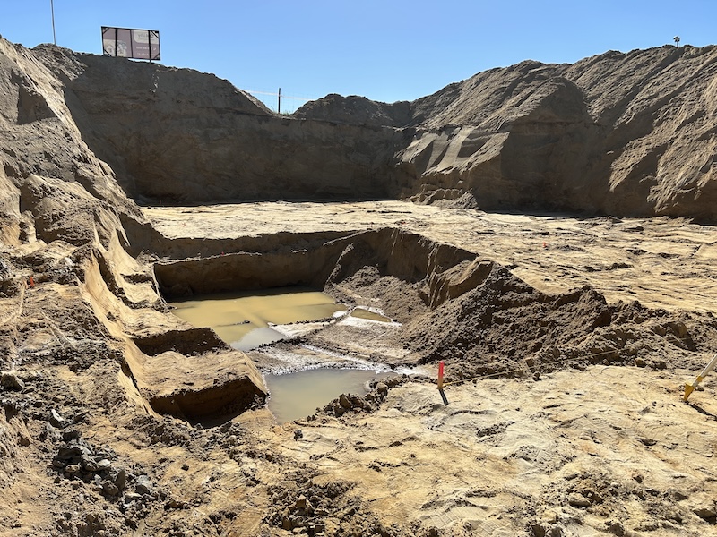 Woda gruntowa widoczna w świeżo wykopanym wykopie próbnym na działce