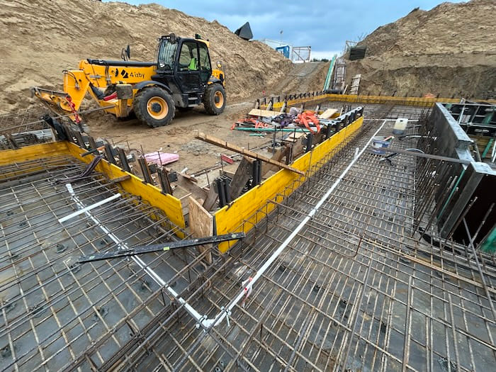 Przygotowanie płyty fundamentowej z siatką zbrojeniową na placu budowy Płyta fundamentowa ze zbrojeniem stalowym gotowa do zalania betonem na placu budowy domu jednorodzinnego