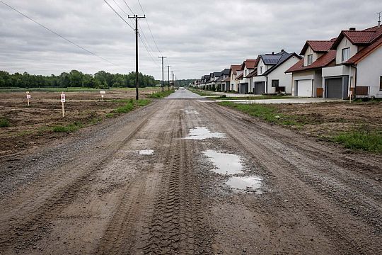Droga dojazdowa do działki – asfalt, szuter, brak drogi