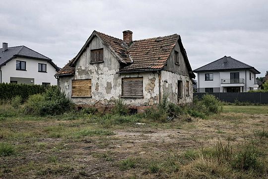 Działka z budynkiem do rozbiórki – czy warto kupić?