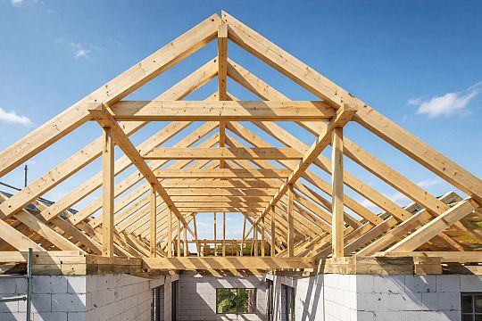 Kąt nachylenia dachu – jak wpływa na projekt i koszty budowy domu