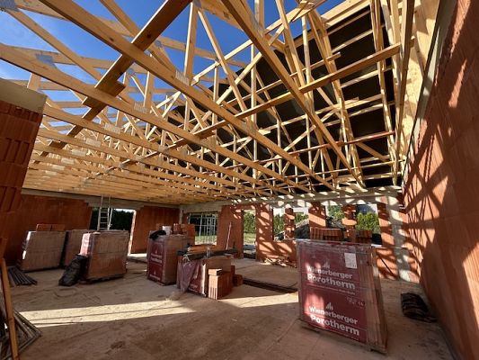 Więźba dachowa tradycyjna czy wiązary prefabrykowane